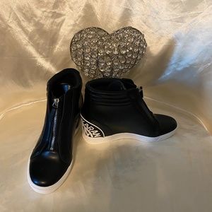DKNY BLACK SHOE SIZE 9.5